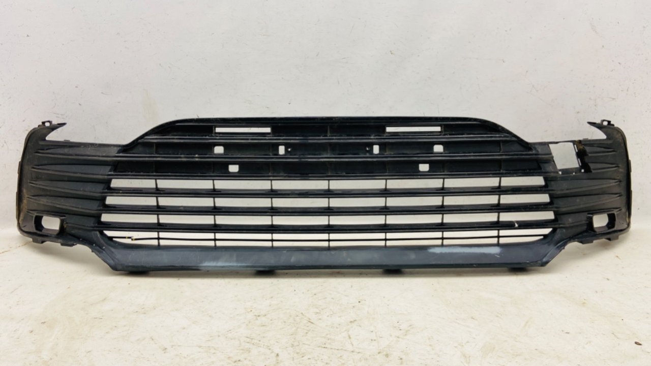 Заглушка (решетка) в бампер передний