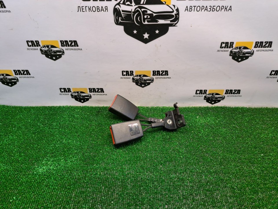  Замок ремня безопасности задний R 