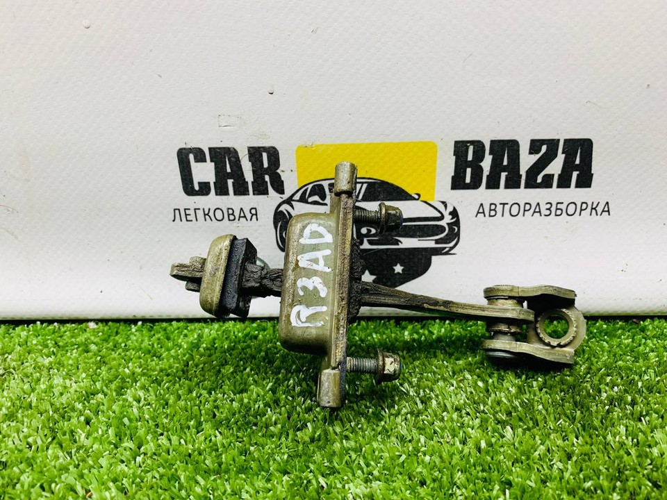  Ограничитель двери задний правый 