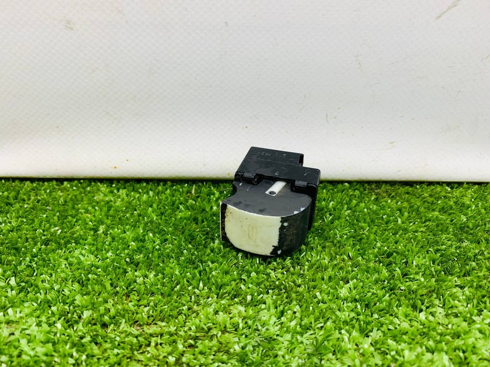  Кнопка стеклоподъемника 