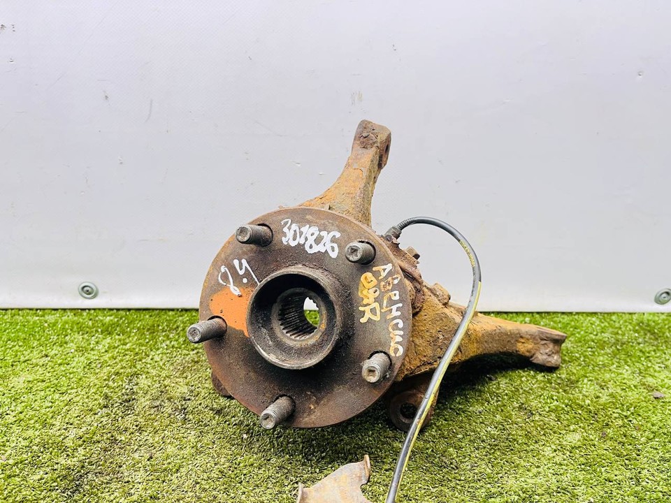 Кулак поворотный передний правый