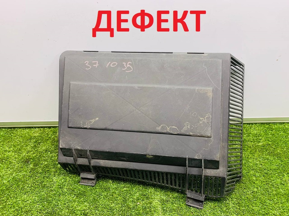  Крышка салонного фильтра 