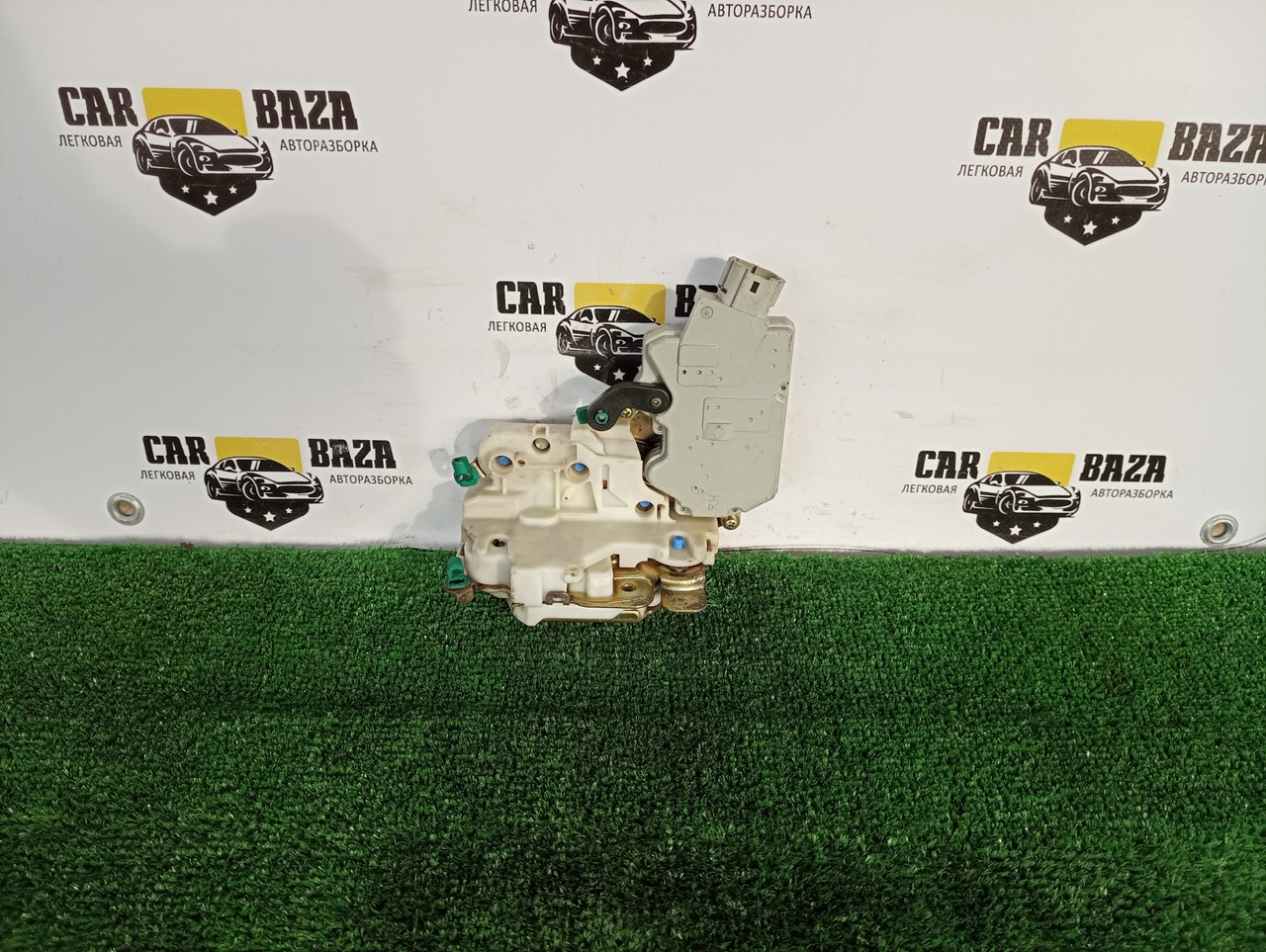 Замок двери передней правой R 