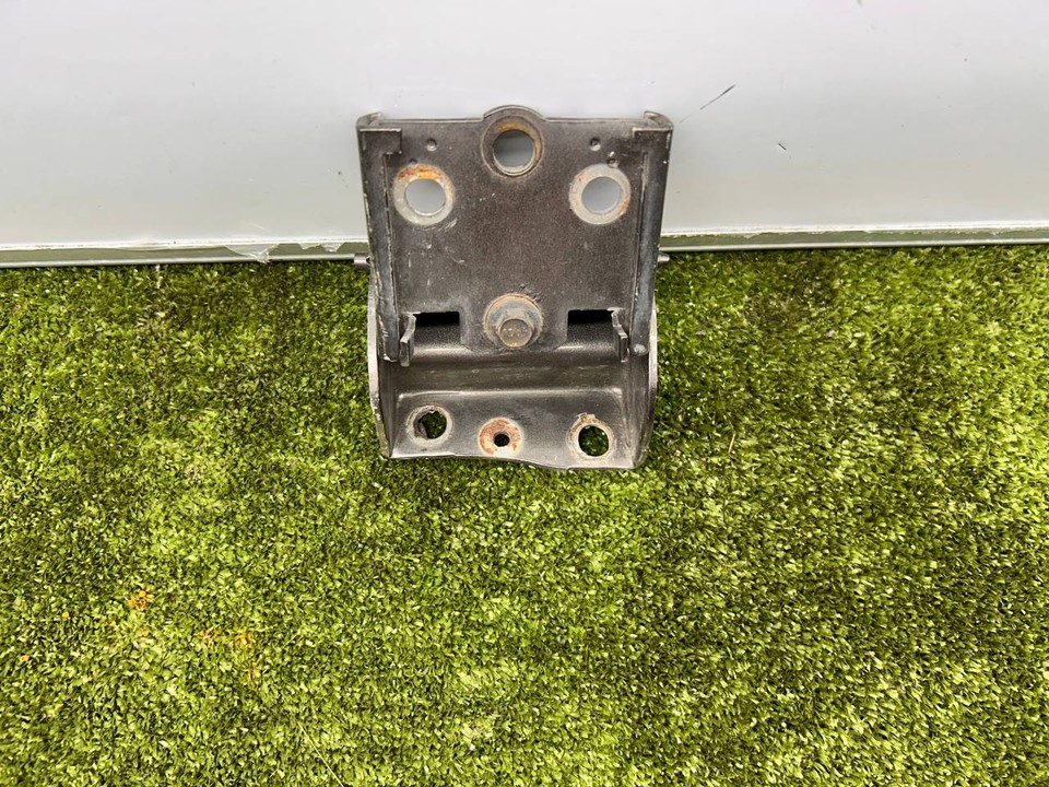  Петля крышки багажника 