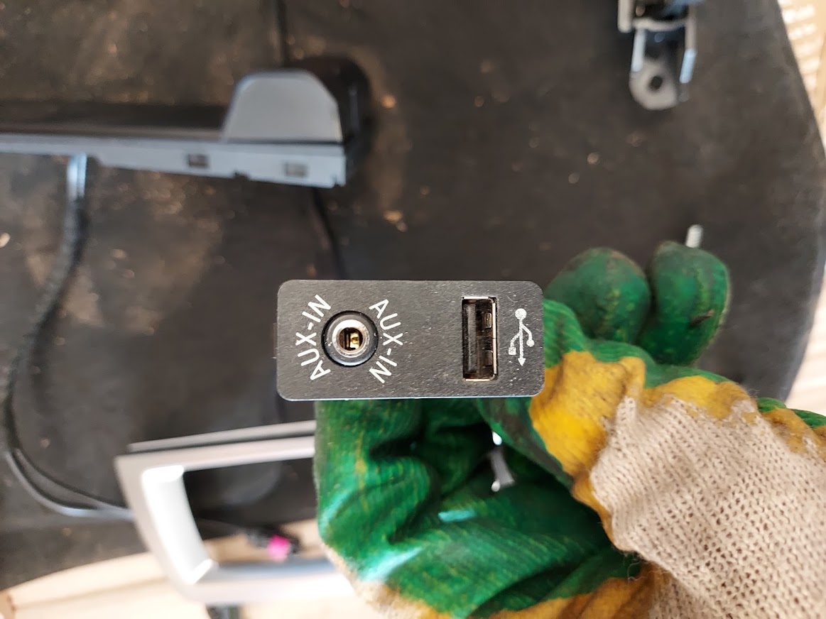 Разъем AUX / USB