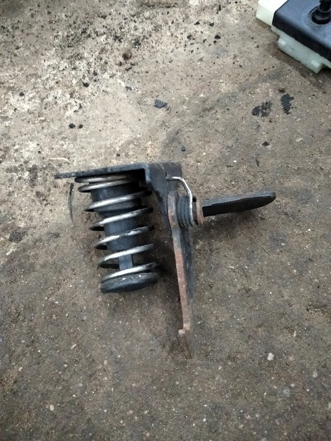 Крюк капота
