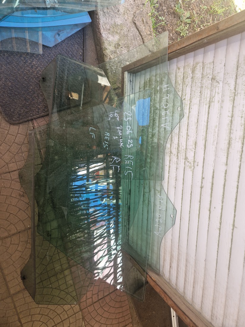 Стекло двери задней правой