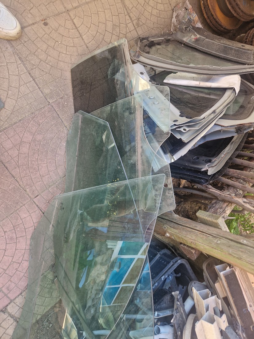 Стекло двери задней левой
