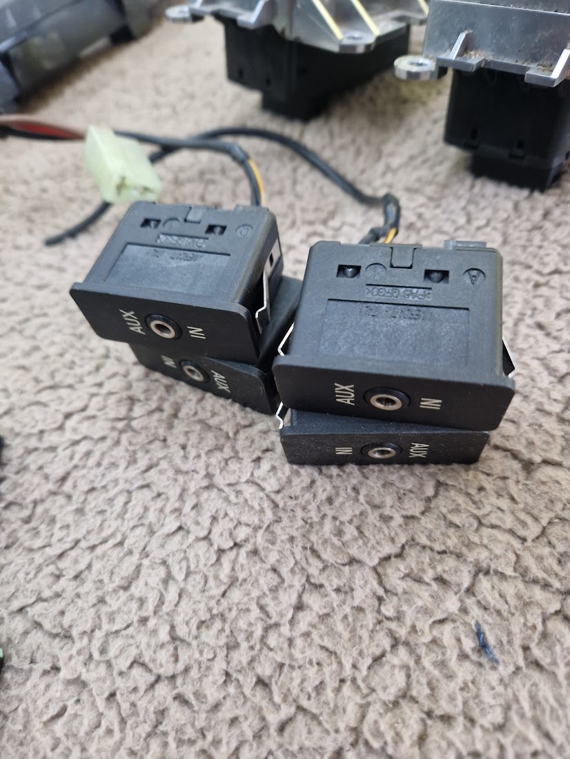 Разъем AUX / USB