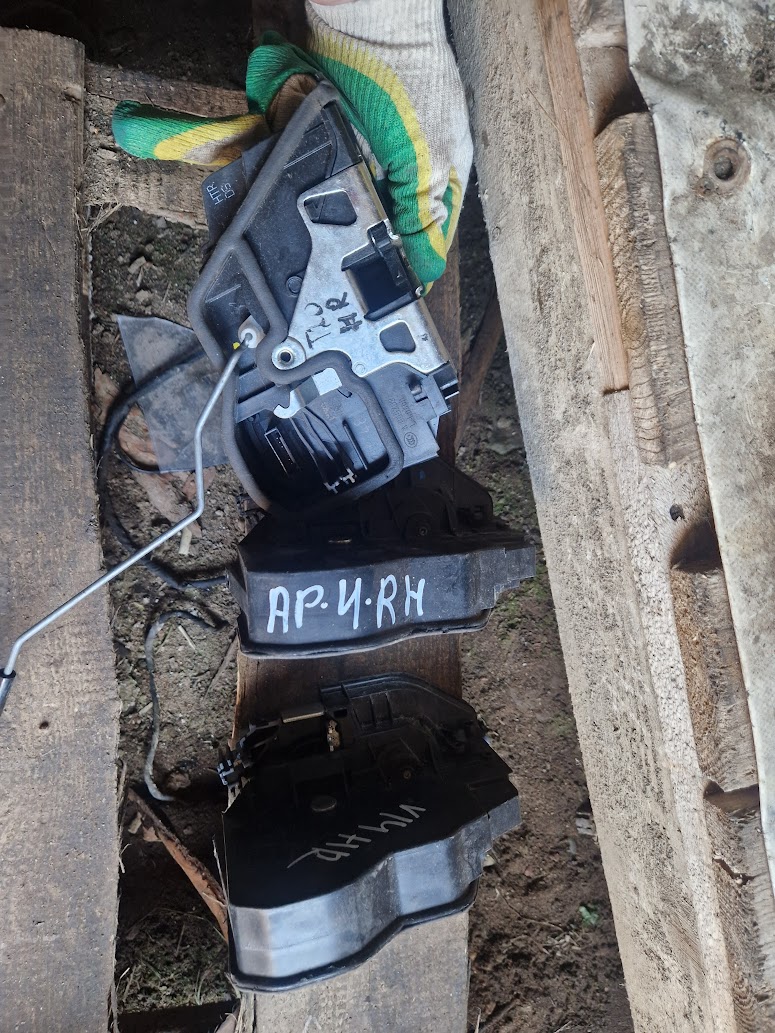 Замок двери задней правой